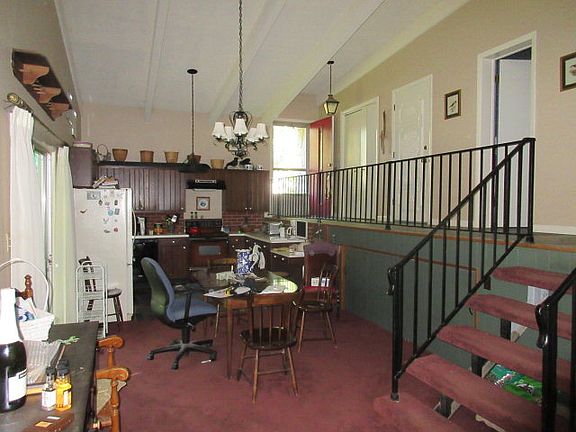 5th image of 1046 Oak Hill Cir