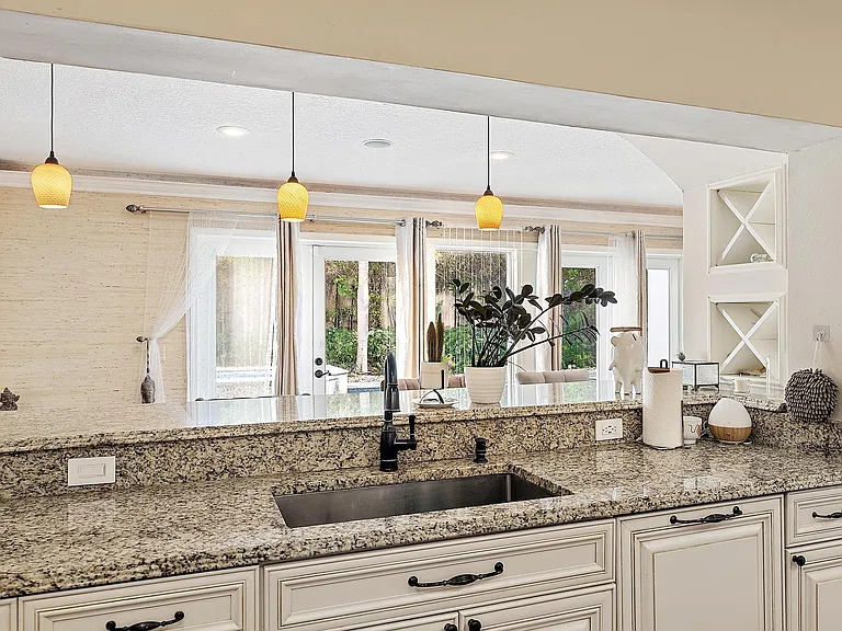 542 N Cypress Dr — Photo 8