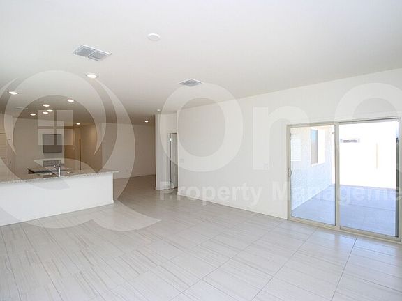 5th image of 870 E Diamond Dr
