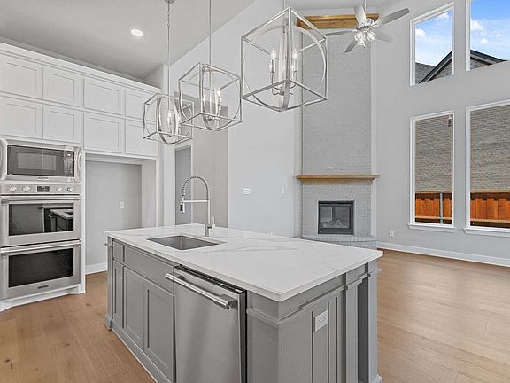 4th image of 680 Edgewood Ln