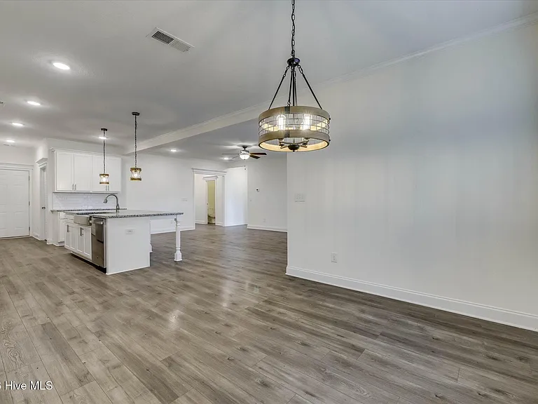 711 Courtland Ln — Photo 13