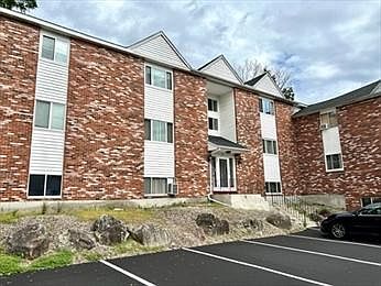 Bright & light unit with extra storage room and exercise room located in complex