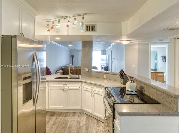 115 Lake Emerald Dr APT 306