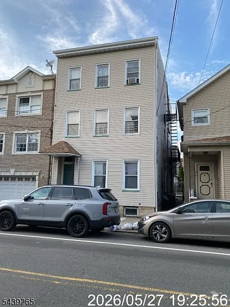 3 bed, 2.0 bath, $2,400 — Photo 2