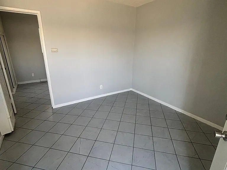 1760 Henderson Ave — Photo 4