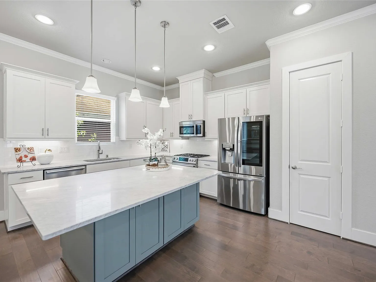 3 bed, 3.5 bath, 2029 sqft, $3,100 — Photo 4