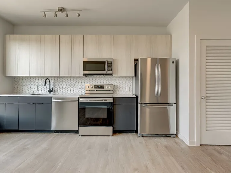 115 W Hamburg — Photo 31