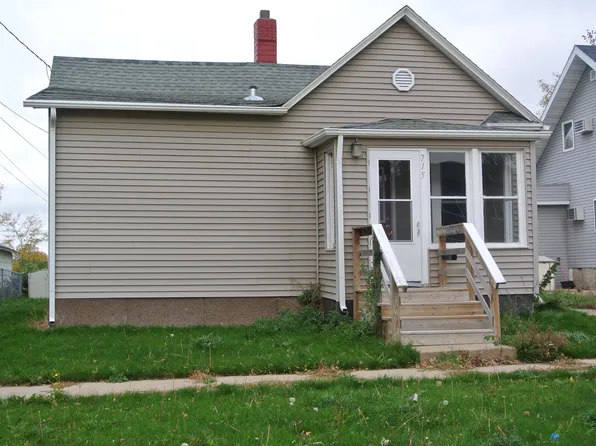715 4th St NW, Minot, ND 58703