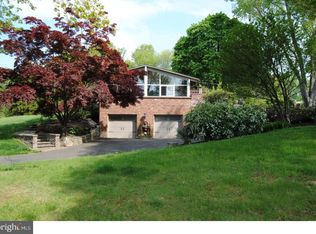 6 Rolling Hills Dr, Holland, PA 18966