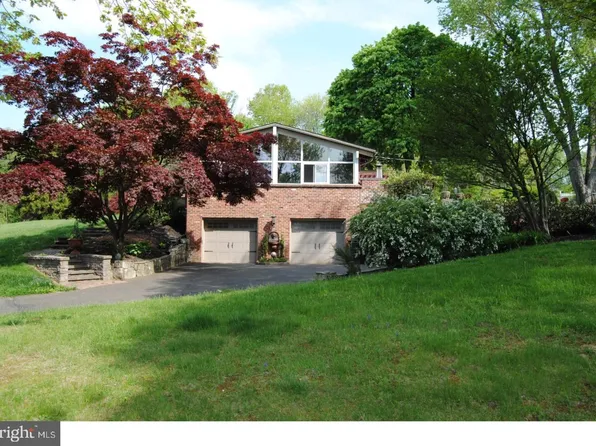 6 Rolling Hills Dr, Holland, PA 18966