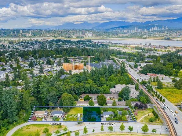 10957 University Dr, Surrey, BC V3T 3Z4