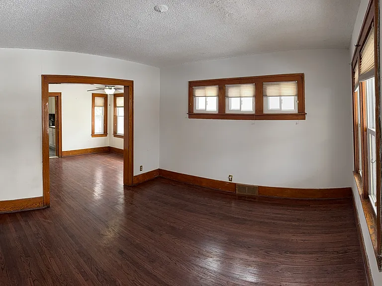 819 Wyandotte Ave — Photo 2