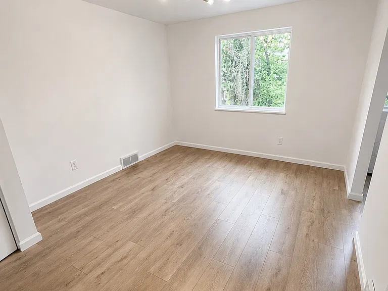 519 Windsor Ave — Photo 3