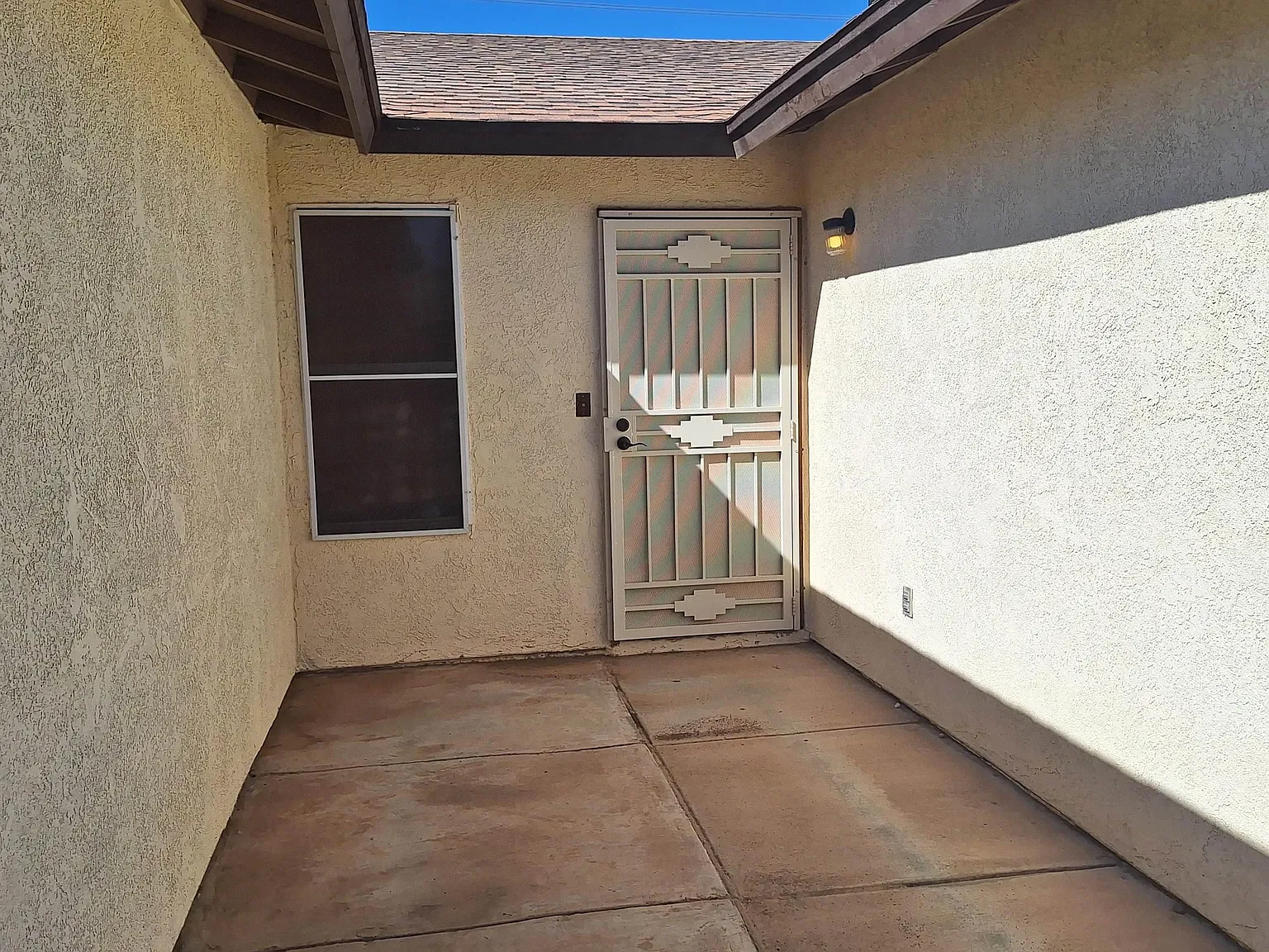 4 bed, 2.0 bath, 1933 sqft, $2,450 — Photo 2