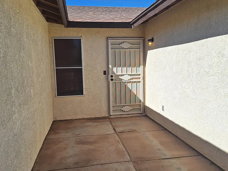 2542 S 32nd Ave — Photo 2