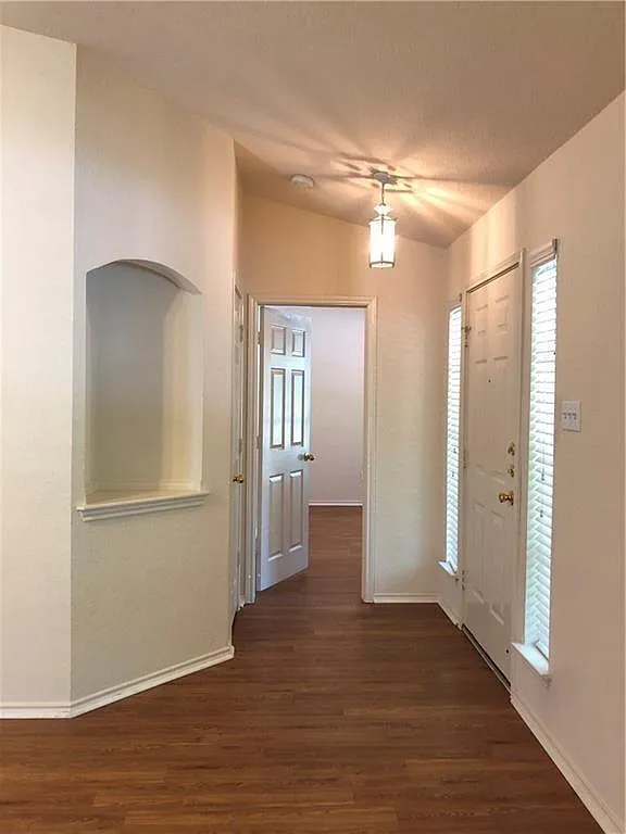 4 bed, 2.0 bath, 1712 sqft, $2,000 — Photo 2