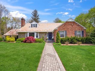 26 Woodgreen Ln, Roslyn Heights, NY 11577