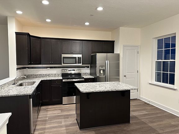263 Holstein Dr - Kitchen