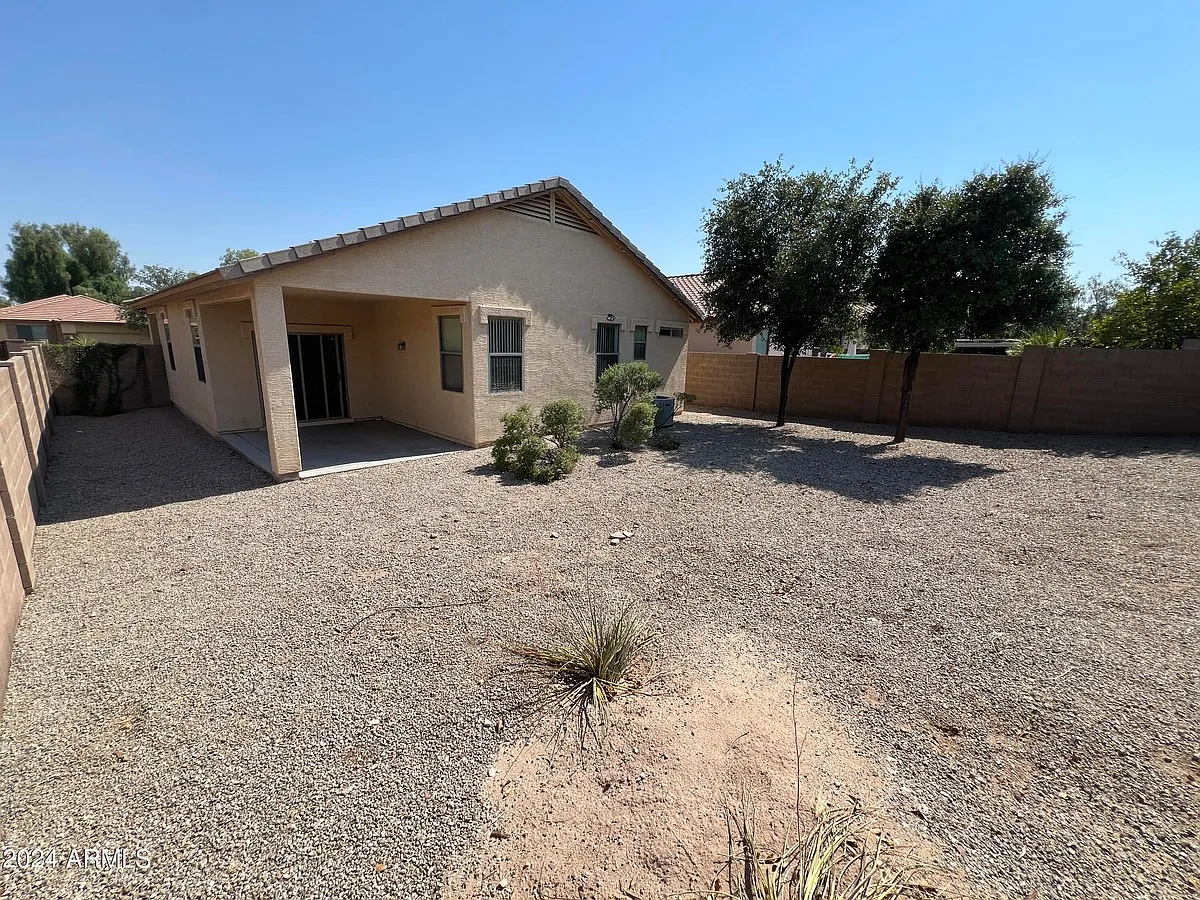 4 bed, 1681 sqft, $1,947 — Photo 2