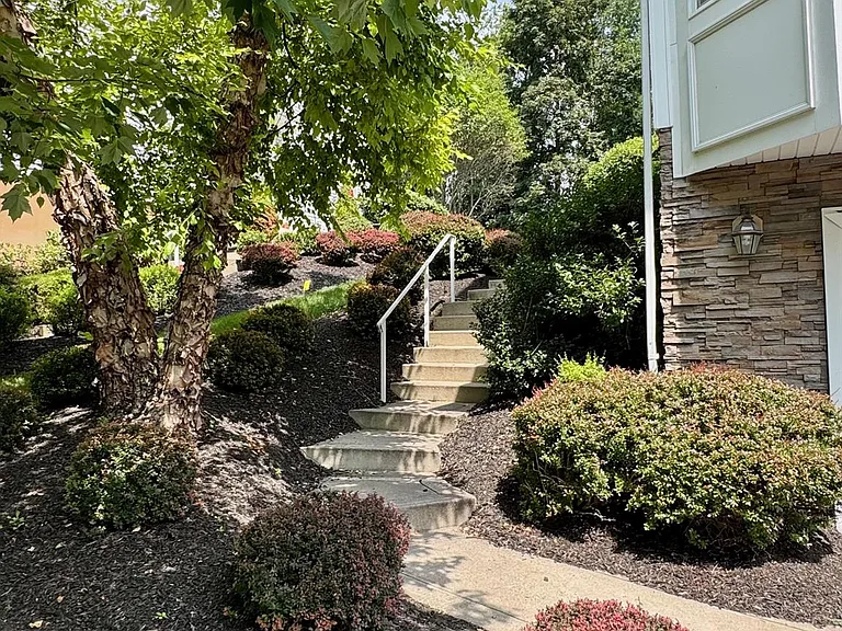 8 Green Ct — Photo 3