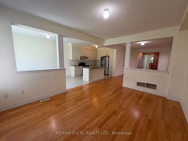 27 Manston Cres — Photo 10