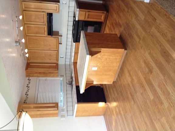 Spacious Kitchen w/island