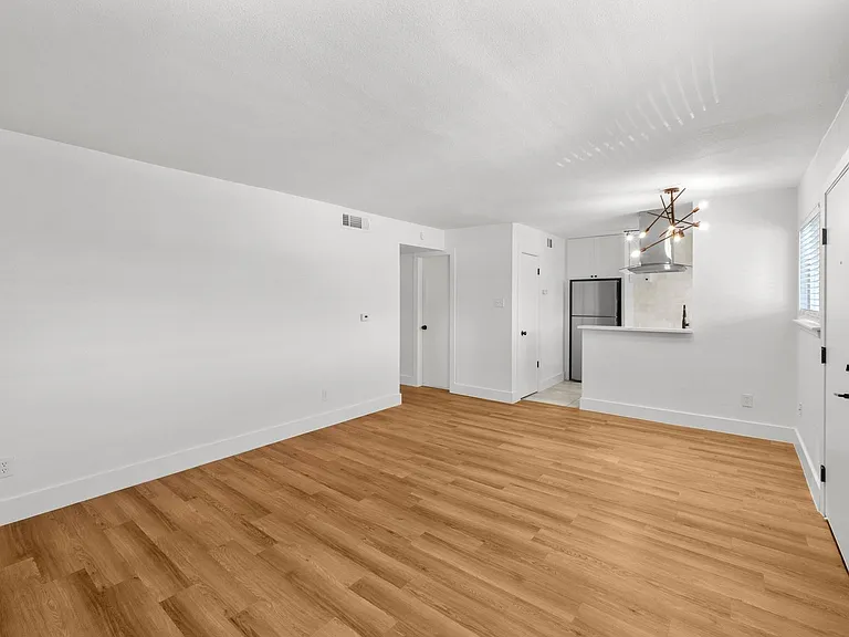 CrestHaus Apartments — Photo 8