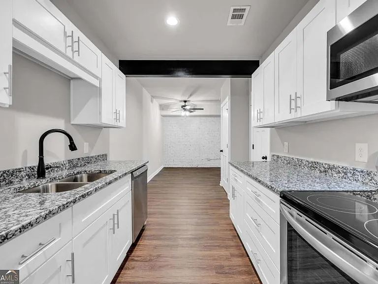 86 S Forest Ave #B — Photo 4