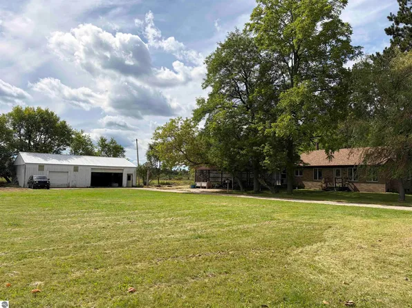 2413 W Kelly Rd, Lake City, MI 49651