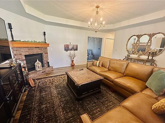 4th image of 727 Country Ln