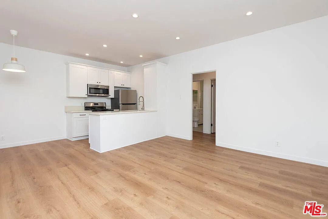 1 bed, 1.0 bath, 950 sqft, $2,995 — Photo 2