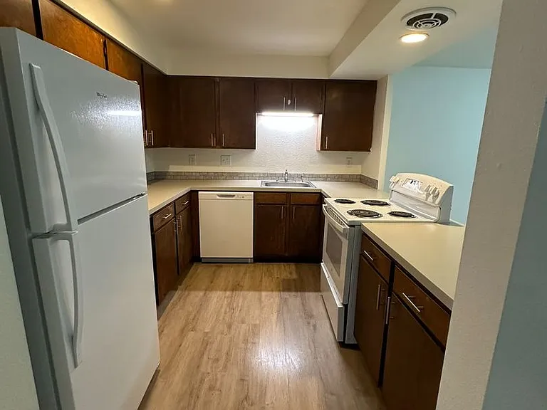 Glacier Park Apartments — Photo 24