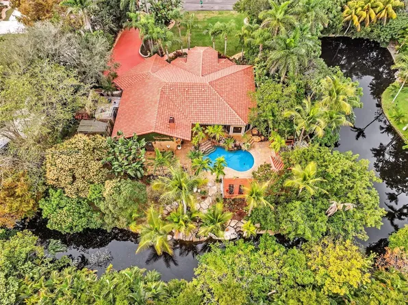 2350 SW 106th Way, Davie, FL 33324