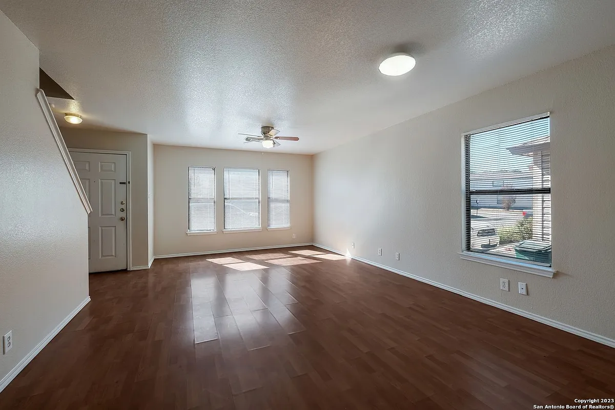 Building Photo - 86 McLennan Oak