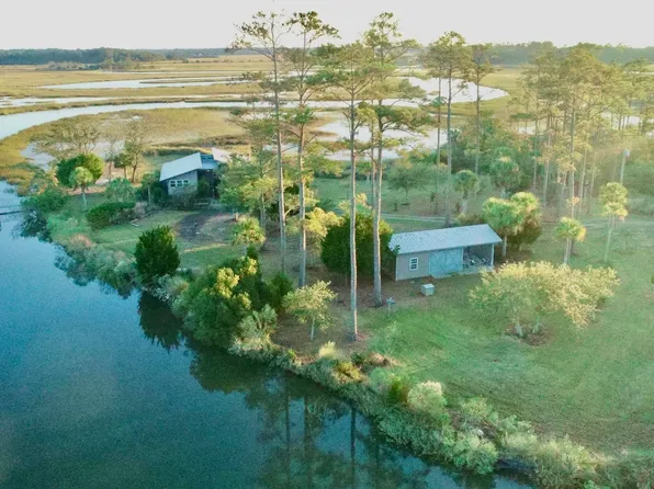 8821 Peters Point Rd, Edisto Island, SC 29438