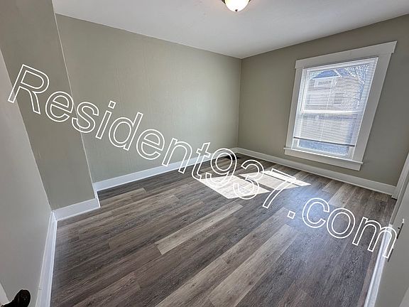 4th image of 23 Erie Ave