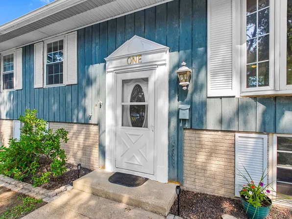 1 Dominion Ct, Pekin, IL 61554