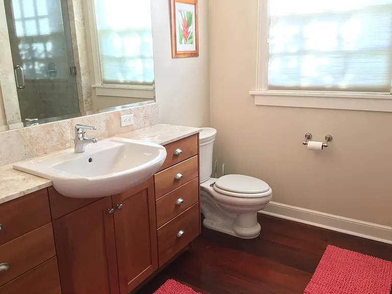 Bathroom w/steam shower