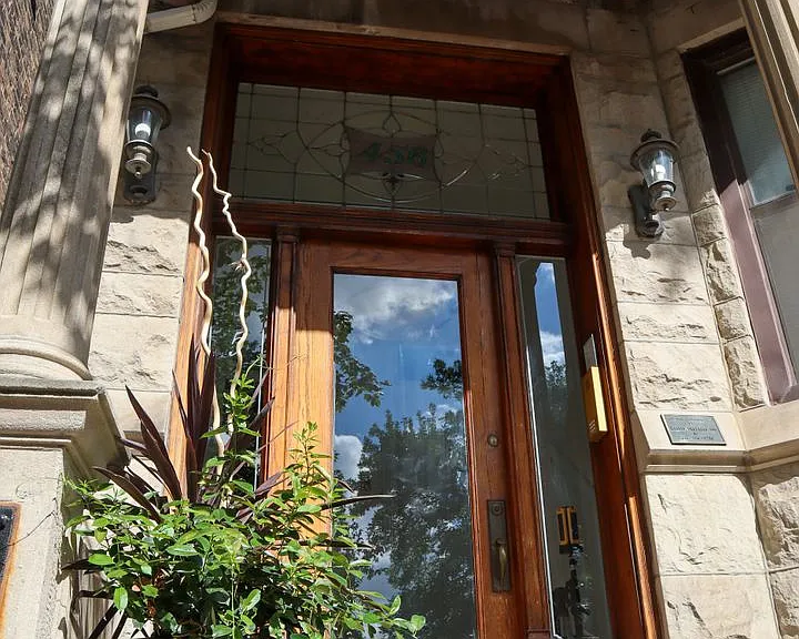 905 S Claremont Ave — Photo 2