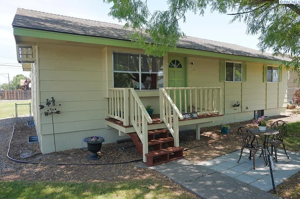 1539 N 18th Dr photo 1