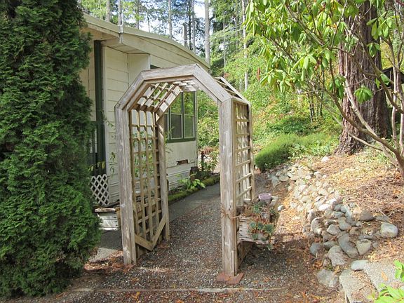 5th image of 310 NE Snowcap Dr