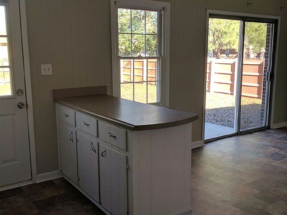 3rd image of 105 Oakdale Dr