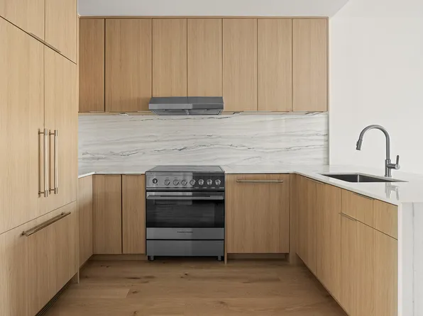 654 Jefferson Avenue image 2 of 6