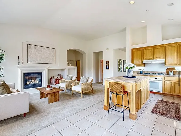 402 Dove Ln — Photo 9