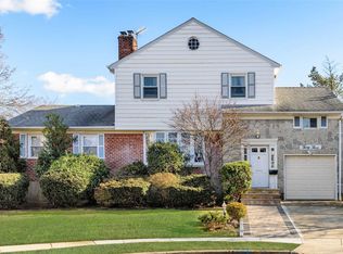 33 Firethorne Ln, Valley Stream, NY 11581