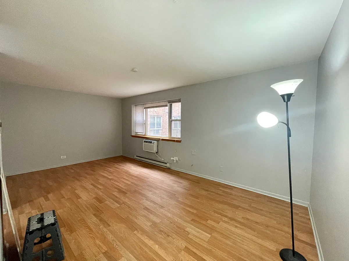 Building Photo - 5920 N Kenmore Ave #218