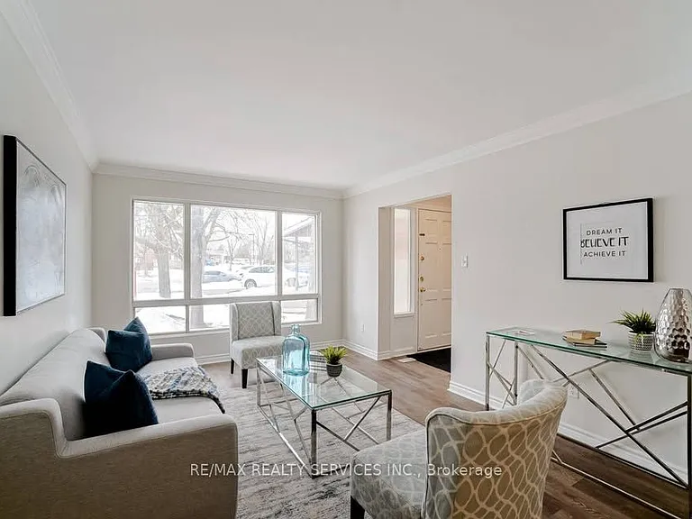 70 Montjoy Cres — Photo 2