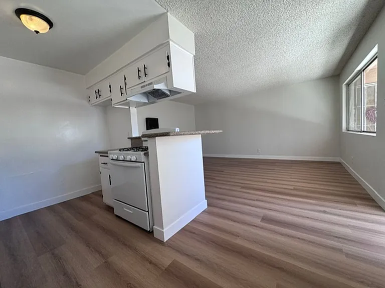 750 Orizaba Ave — Photo 4