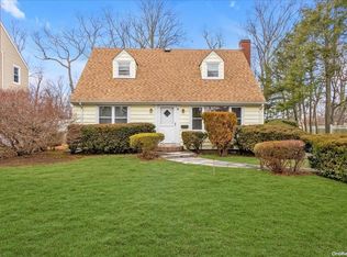 9 Highland View Dr, Bayville, NY 11709