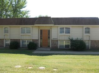 2020 W 27th St APT 5, Lawrence, KS 66046